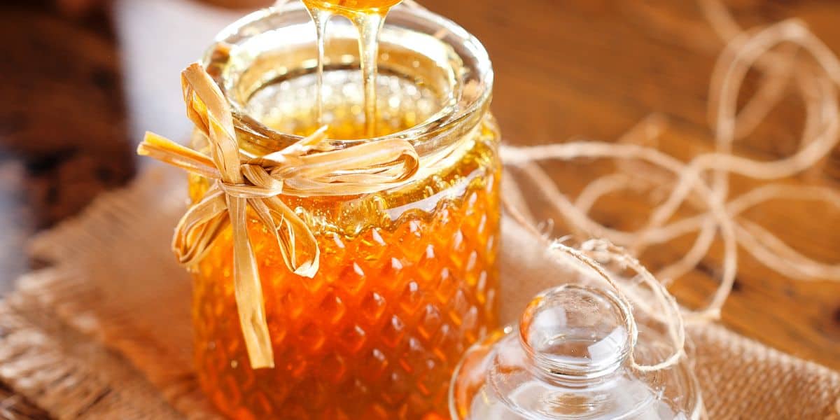 Pouring pure honey to check for purity flow test.